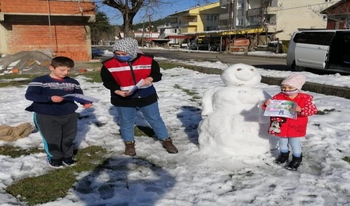 Jandarma bilgilendirme broşürü dağıttı