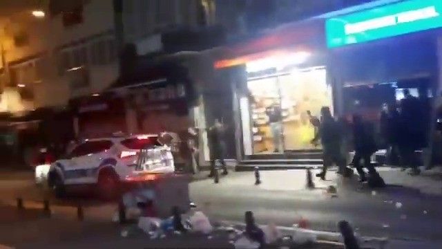 Kadıköy’de polis araçlarına böyle saldırdılar