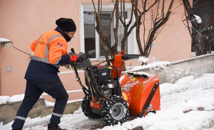 Kaldırımlarda kalan karları temizleme çalışması sürüyor