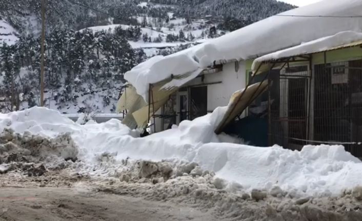 Kar ilçede çatıları çökertti