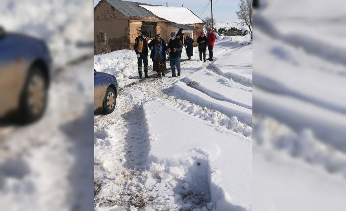 Kar nedeniyle ambulans yolda kaldı, hastaya 2 saat sonra ulaşıldı