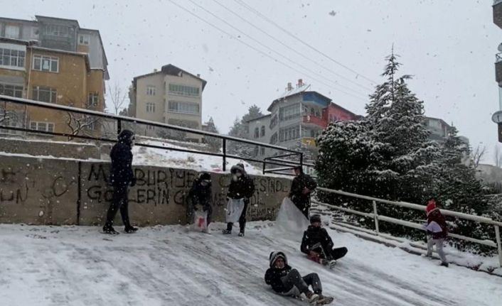 Karın keyfini çocuklar kayarak çıkardı