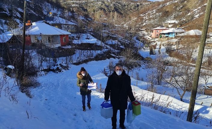 Karlı yolları aşarak aşı yapıyorlar