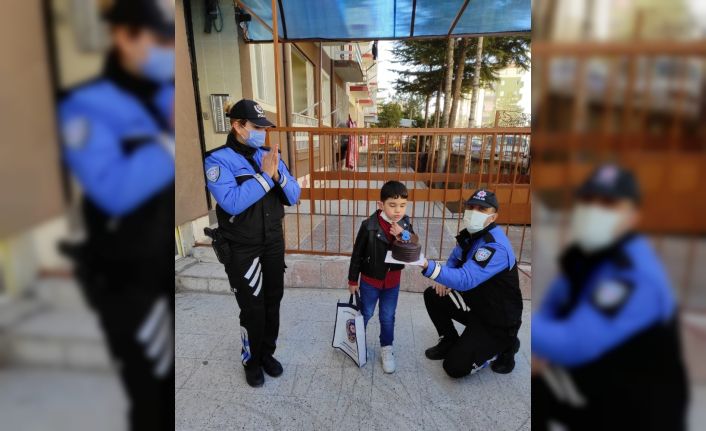 Kayseri polisinden küçük Abdullah’a sürpriz doğum günü