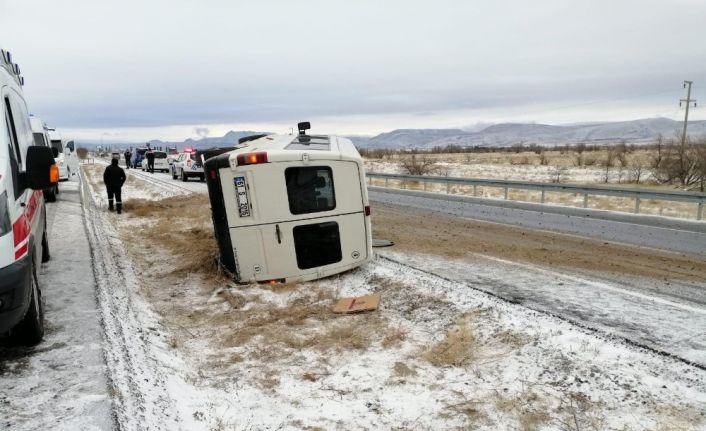 Kayseri’de işçi servisi kaygan yolda devrildi: 10 yaralı