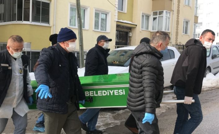 Kendisinden haber alınamıyordu, evinde ölü bulundu