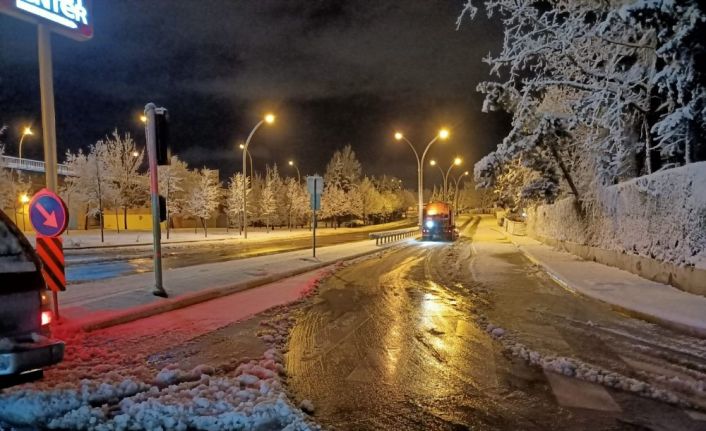 Kocaeli’de yol açma ve tuzlama çalışmaları sürüyor