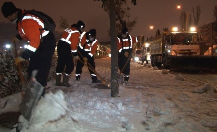 Küçükçekmece Belediyesi’nden ilçe genelinde kar küreme ve tuzlama çalışması