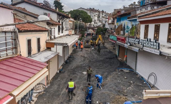 Kuşadası’nın turistik çarşılarında yenileme çalışmaları sürüyor