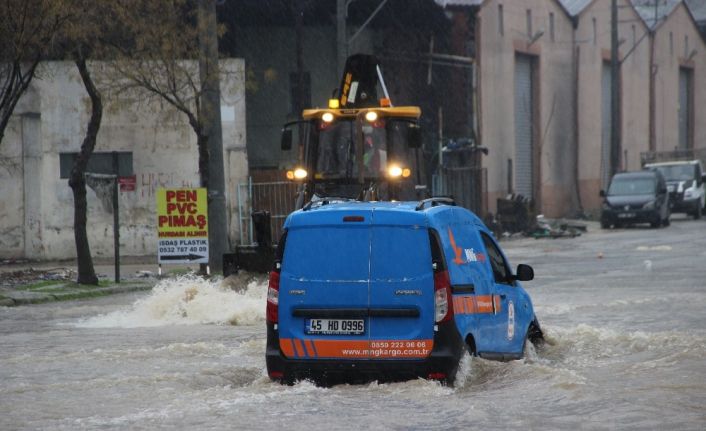 Manisa’da dereler ve sulama kanalları taştı