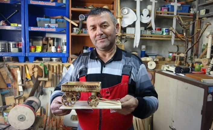 Memurluktan emekli oldu, kendini ahşap oymacılığına verdi