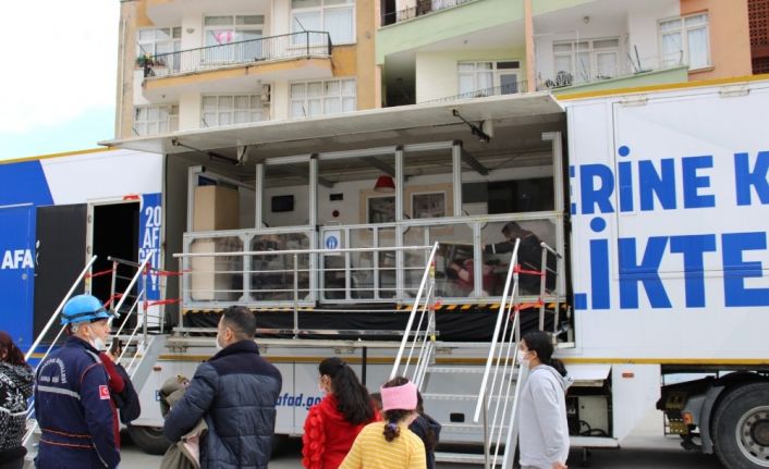 Mersin’de çocuklara deprem simülasyon tırında deprem eğitimi