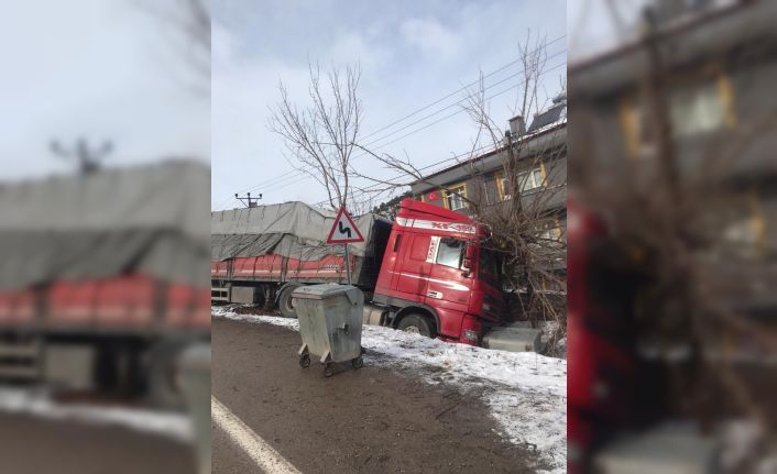 Nallıhan’da bir tır şarampole düştü