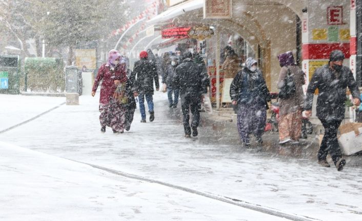 Niğde’de kar yağışı etkili oluyor