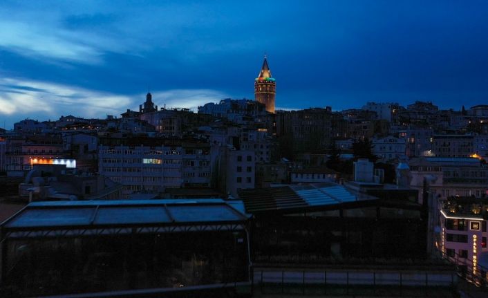 (ÖZEL) Galata Kulesi’ne rengarenk ışıklandırma