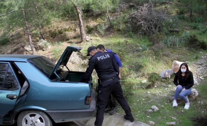 Polisi görünce, kız arkadaşını araçta bırakıp dağa kaçtı