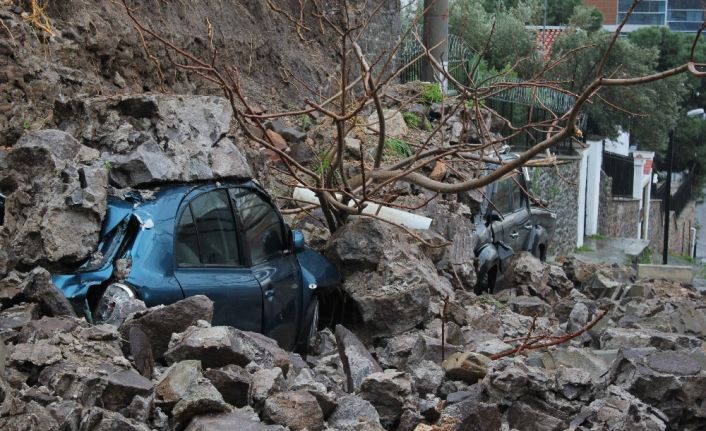 Sağanak nedeniyle istinat duvarı çöktü, 4 araç altında kaldı