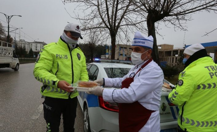 Şahinbey’de görev başındaki polislere sıcak yemek ikramı