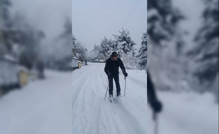 Şehir merkezini kayak pistine çevirdi