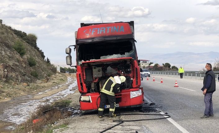 Seyir halindeki tır alev aldı