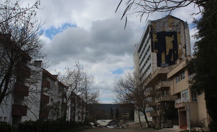 Şiddetli rüzgar, Meslek Yüksek Okulu’nun dış cephesini uçurdu