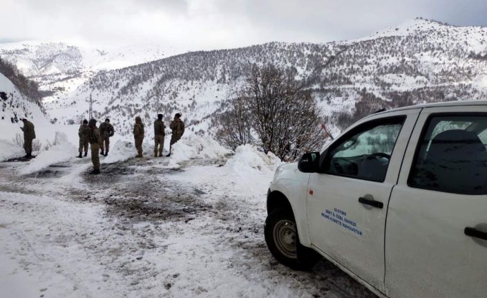 Siirt’te yola çığ düştü, mahsur kalan köy korucuları kurtarıldı