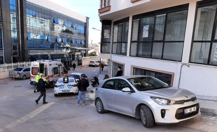 Sinop’ta virajı alamayan motosiklet devrildi: 1 yaralı