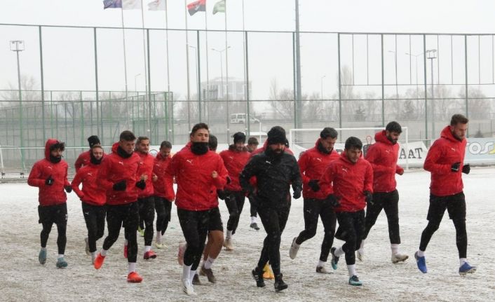 Sivas Belediyespor, kar altında çalıştı