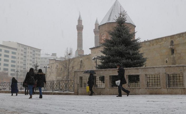 Sivaslılar beklenen karın tadını, yoğun kar yağışı altında yürüyerek çıkarttı