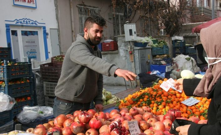 Soğuk havalar pazarlarda meyve fiyatlarını etkiledi