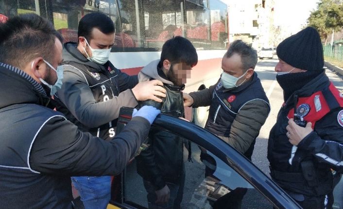 Sokağa çıkma uygulamasında taksi ile arkadaşlarına uyuşturucu götürürken yakalandı