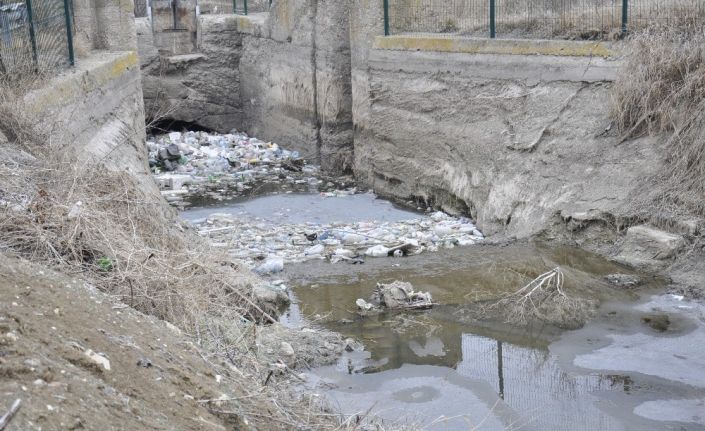 Su kanalının donması sonucu çöpler yüzeye çıktı