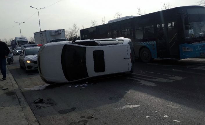 Sultangazi’de araç takla attı, kaza nedeniyle trafik oluştu