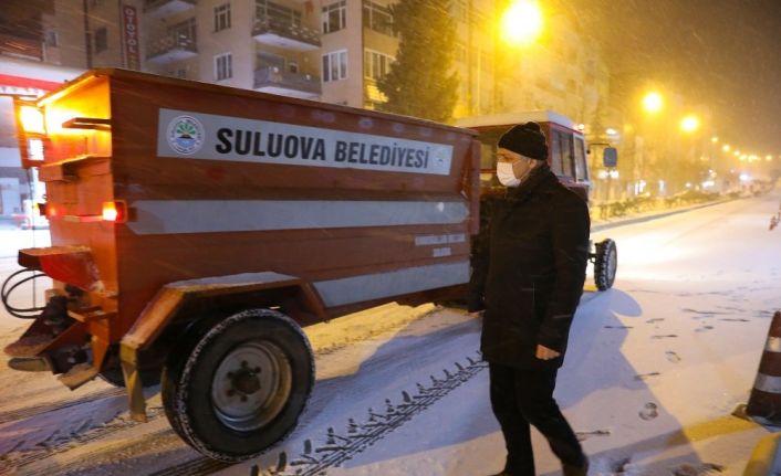 Suluova’da ekiplerin yoğun kar mesaisi