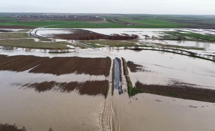 Tekirdağ’da yollar ve tarlalar sular altında kaldı