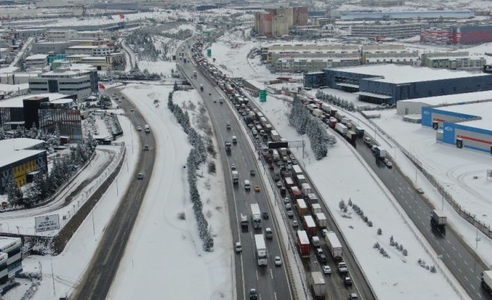 TEM otoyolunda trafik durdu: Kilometrelerce kuyruk oluştu