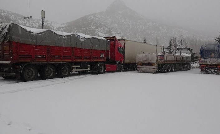 Tokat’ta ulaşıma kar engeli