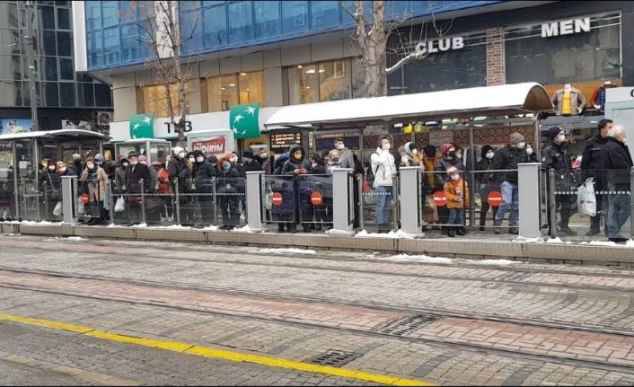 Tramvay durağından sosyal mesafesiz bildik görüntüler