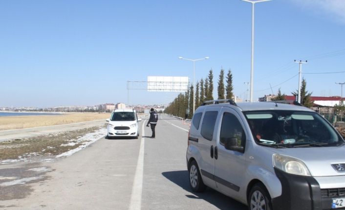 Uygulama yapan polisleri görüp geri geri giden araçlara ceza