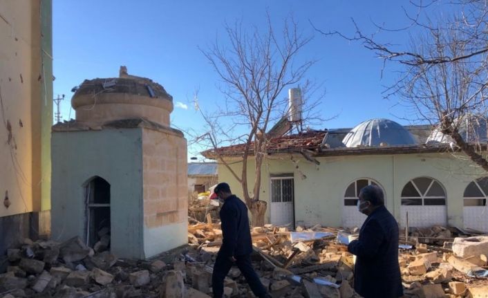 Vali Işık, minaresi yıkılan camide incelemelerde bulundu