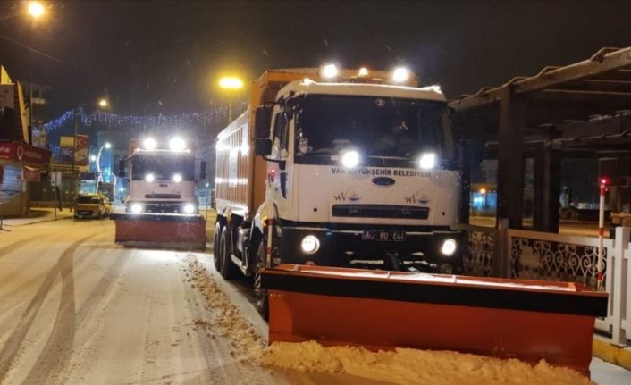 Van Büyükşehir Belediyesi’nden karla mücadele çalışması