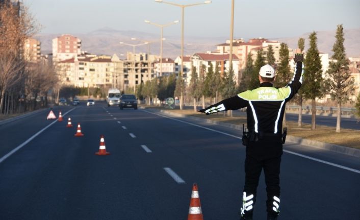 Yayalara yol vermeyen 19 sürücüye ceza yazıldı