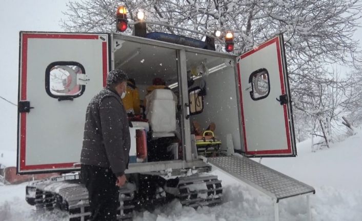 Yaylada mahsur kalan hastaya paletli ambulansla ulaşıldı