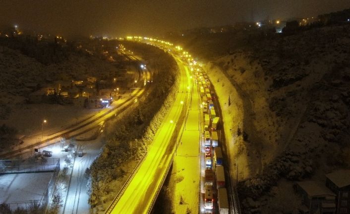 Yoğun kar yağışı TEM’i kapattı, sürücüler yolda mahsur kaldı