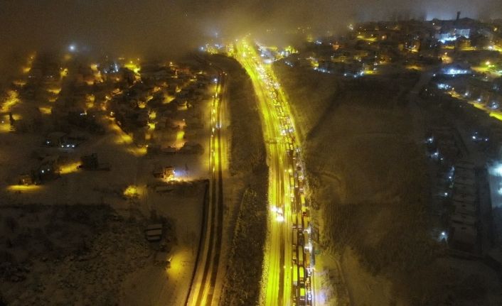 Yoğun kar yağışının kapattığı TEM, 1,5 saat sonra trafiğe açıldı