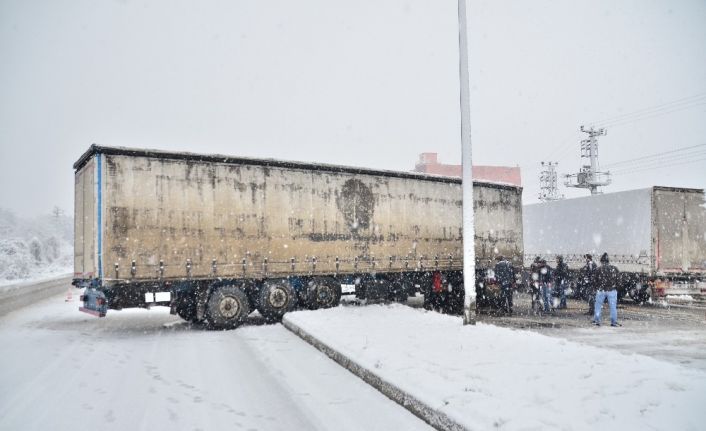 Yoğun karda kayan tır makas yaptı