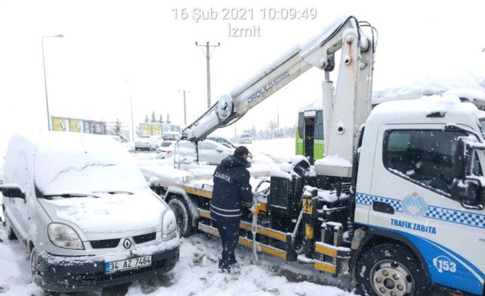 Yolda kalan vatandaşlara zabıta yardım etti