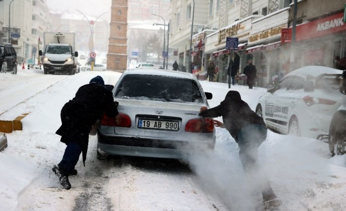 Yozgat’ta yoğun kar yağışı sürücülere zor anlar yaşattı