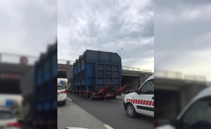 Yüksekliği hesaplayamayan tır beton üst geçide çarptı