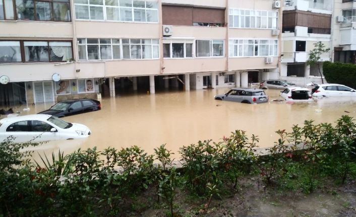 Zemin katta oturan vatandaşlar selden son anda kurtarıldı